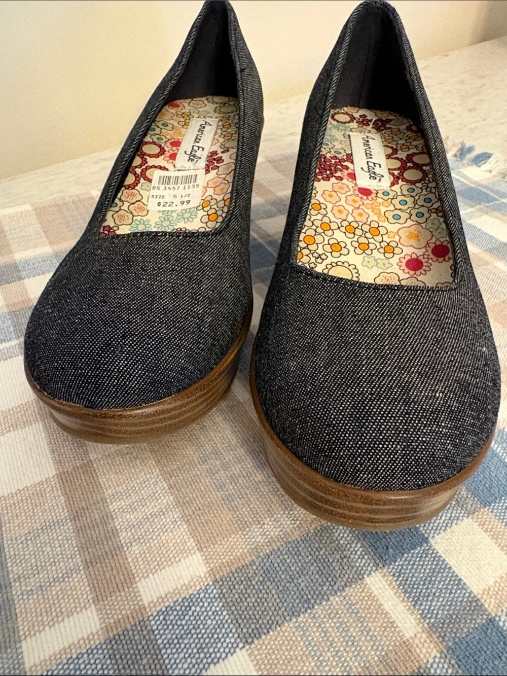 NWT American Eagle Dark Denim Wedges Floral-Insole size 5.5
